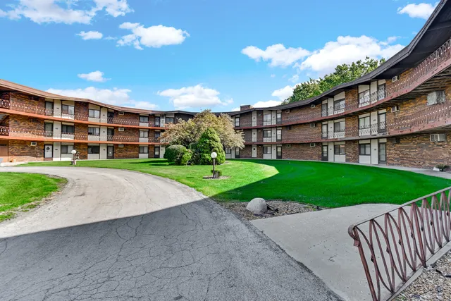 $85,000 | 2306 Holiday Terrace, Unit 163, Lansing, IL 60438