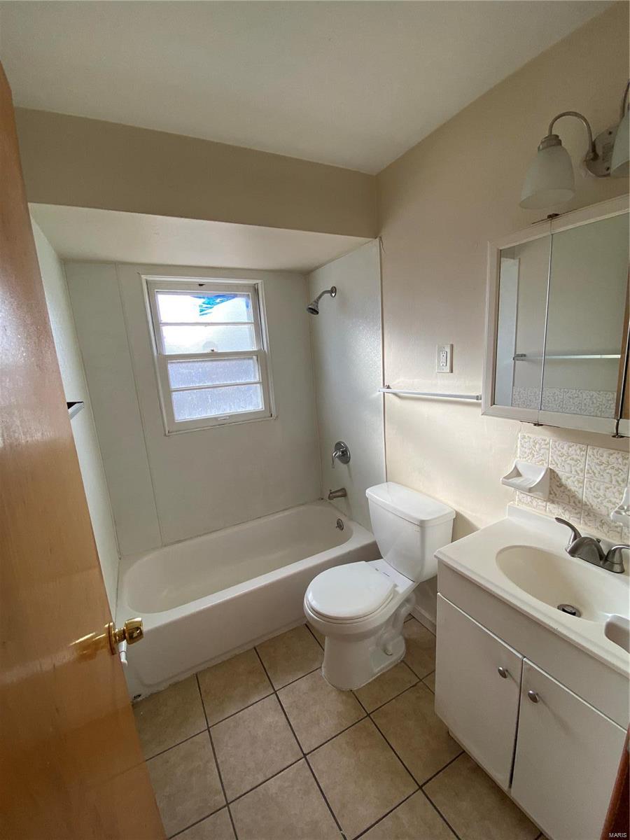 6824 Larry Lane Berkeley, MO 63134 - Photo 5 of 11