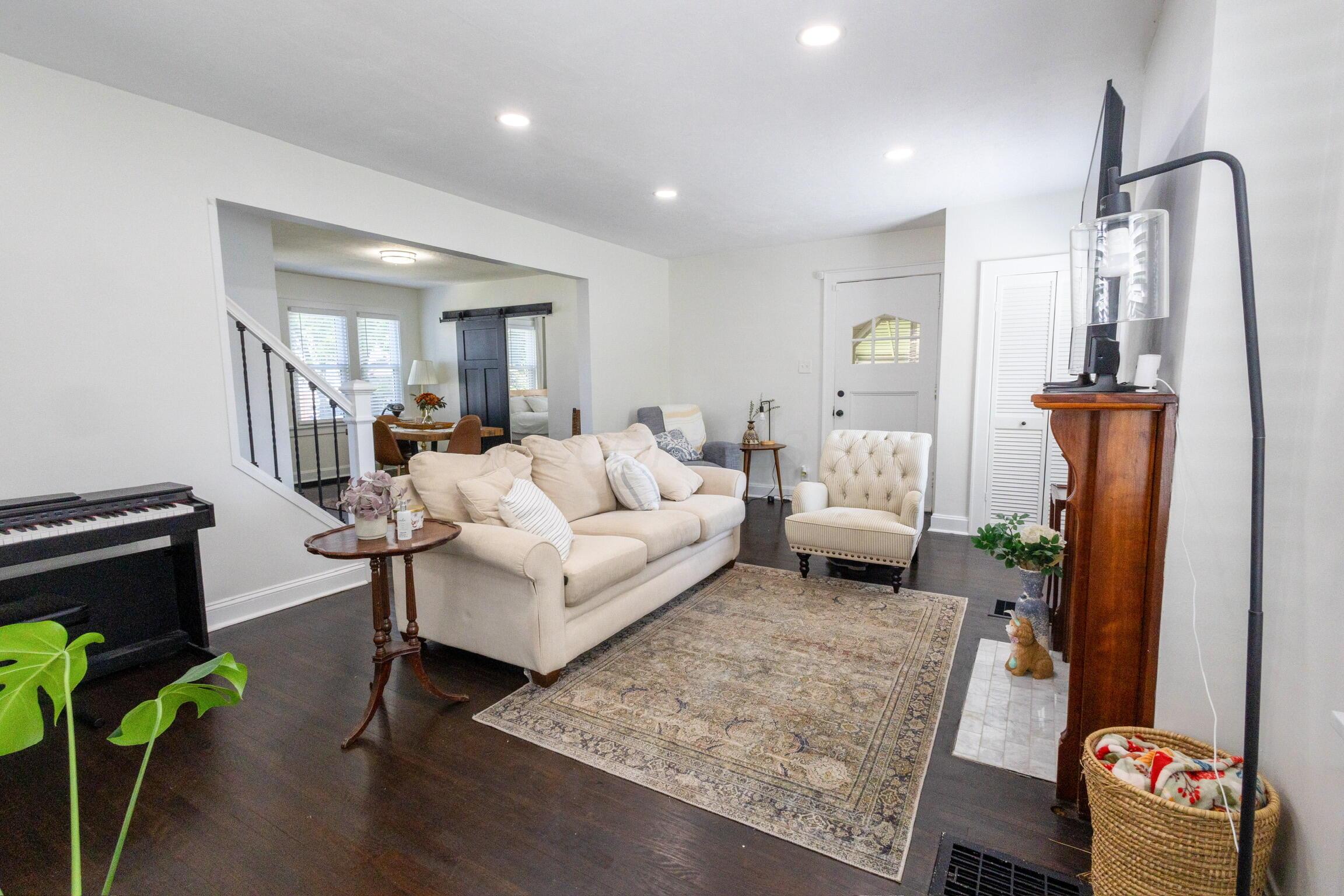 2970 Wicklow Road Columbus, OH 43204 - Photo 6 of 22 Living Room
