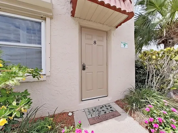 $1,900 | 10038 62nd Avenue North, Unit 8, St. Petersburg, FL 33708