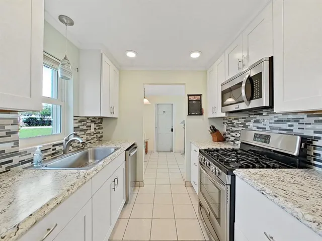 $1,900 | 10038 62nd Avenue North, Unit 8, St. Petersburg, FL 33708