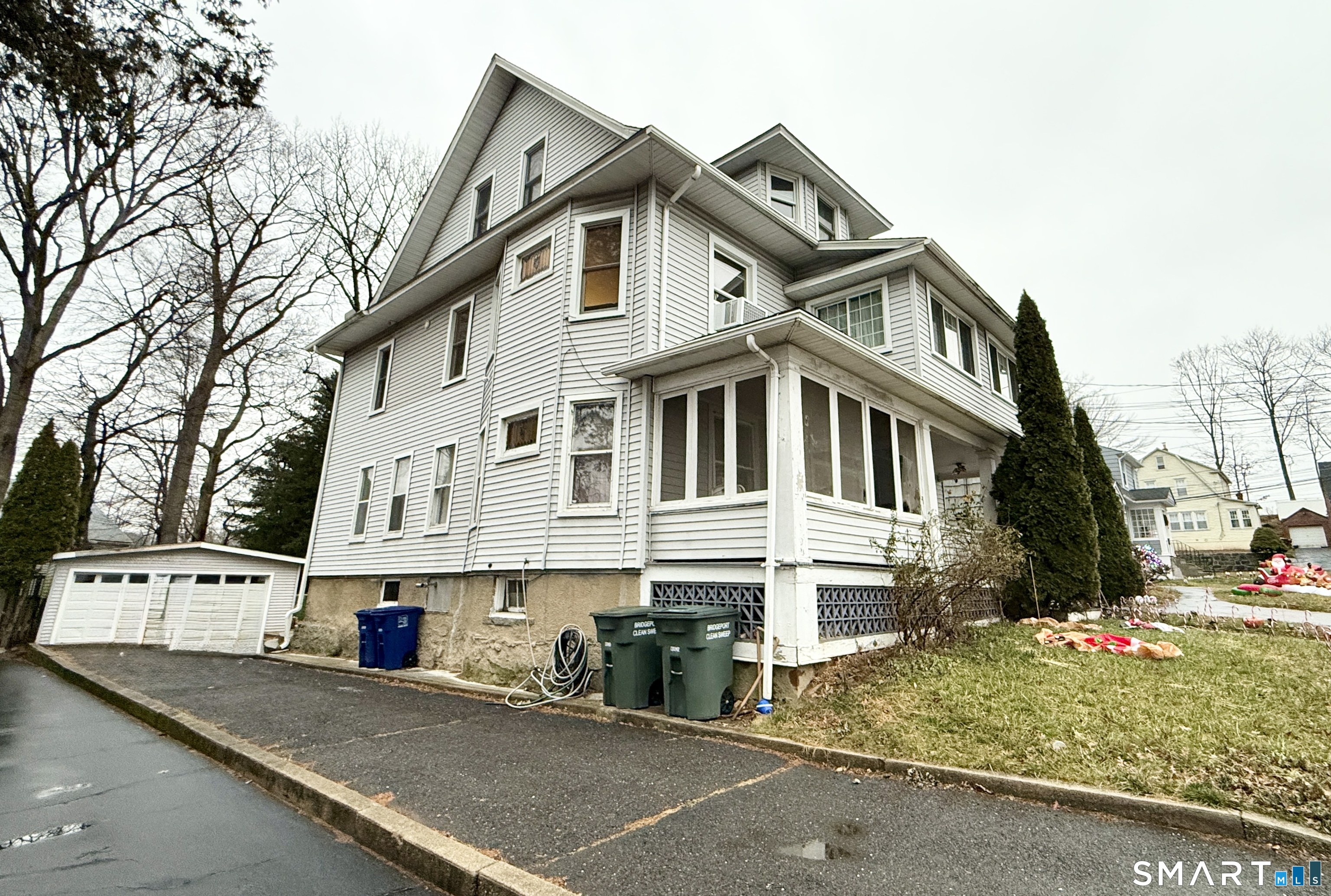 26 Victory Street Bridgeport, CT 06606 - Photo 28 of 32 a view of a white building among the street with palm trees