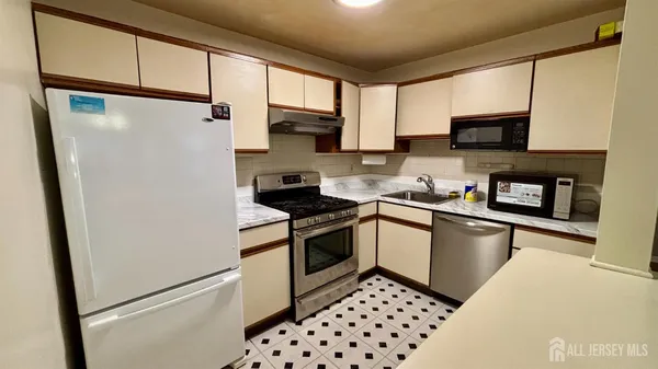 $2,350 | 1107 Woodhaven Drive, Edison, NJ 08817