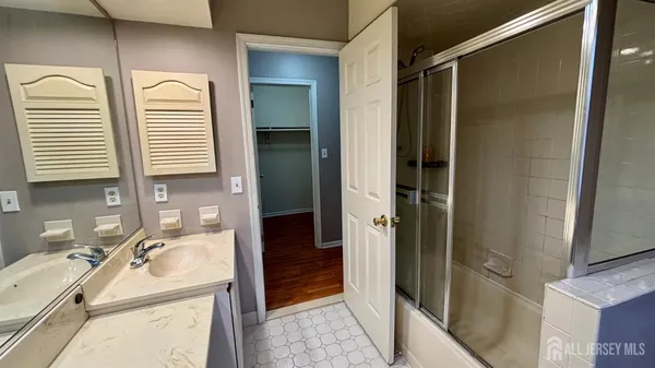 $2,350 | 1107 Woodhaven Drive, Edison, NJ 08817