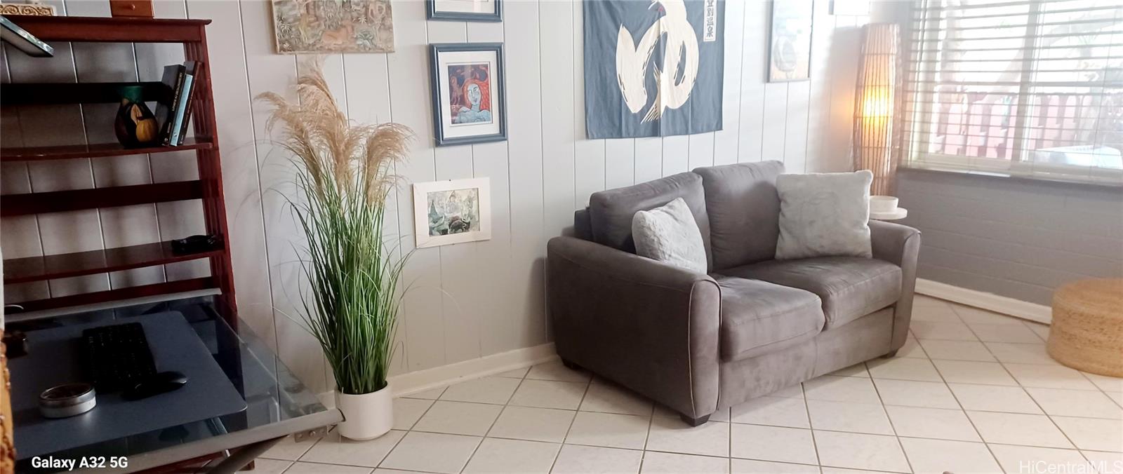 423 Kaiolu Street, Unit 106 Honolulu, HI 96815 - Photo 12 of 25 a living room with furniture and a potted plant