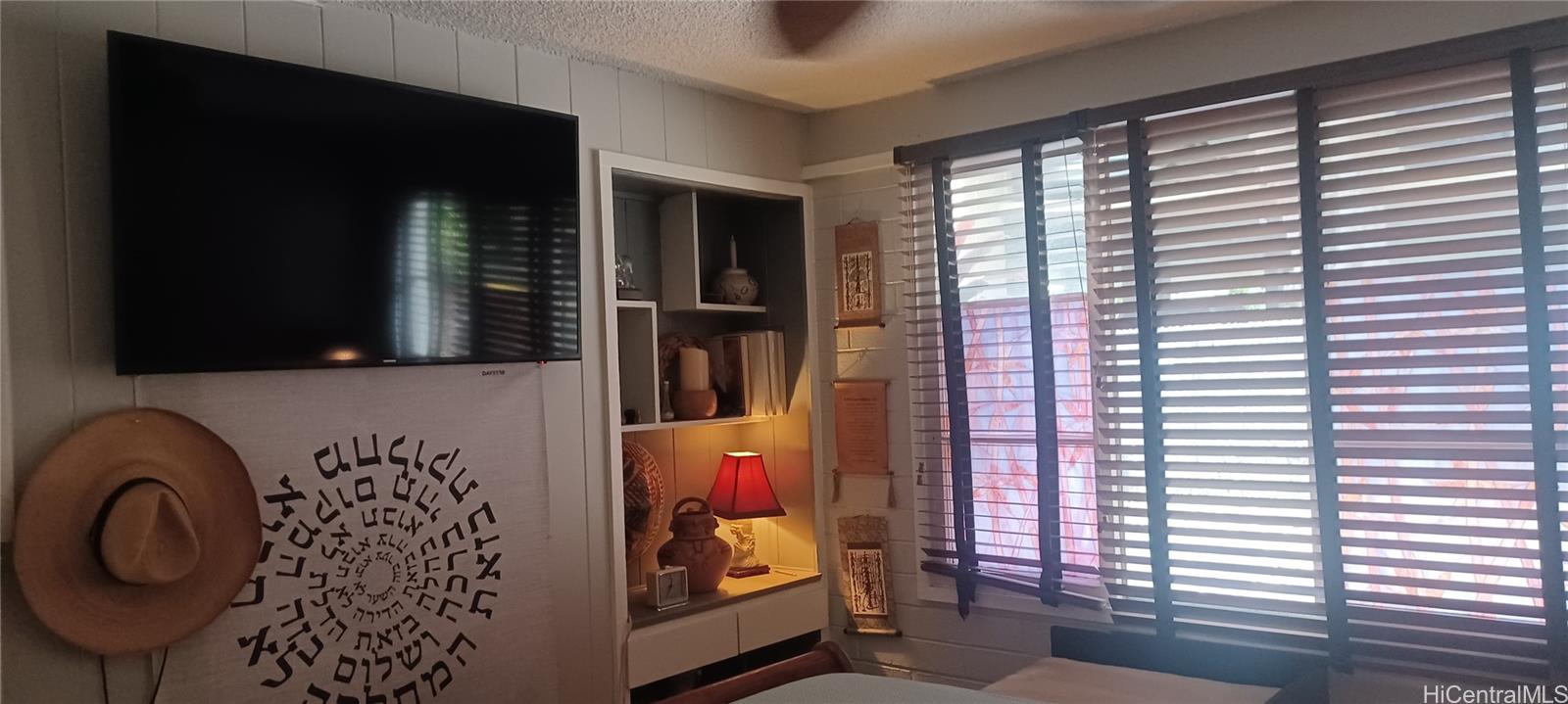 423 Kaiolu Street, Unit 106 Honolulu, HI 96815 - Photo 15 of 25 en suite bathroom with a sink and a mirror