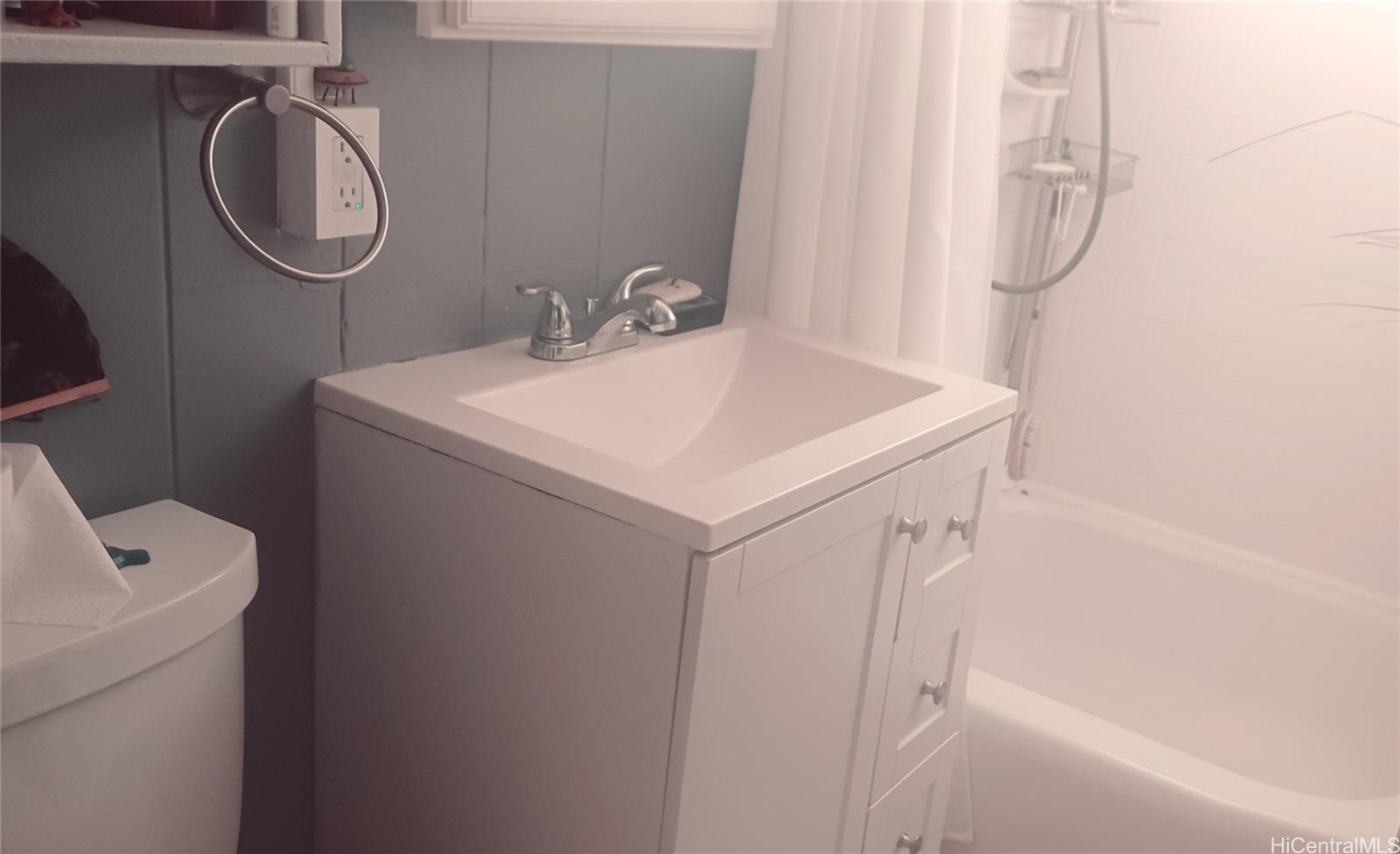 423 Kaiolu Street, Unit 106 Honolulu, HI 96815 - Photo 16 of 25 a utility room with dryer and washer