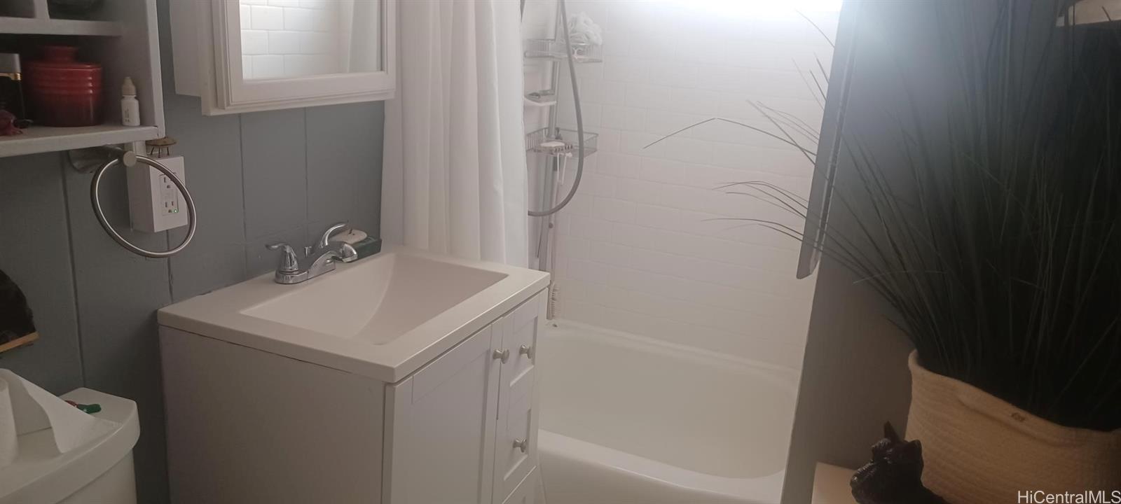 423 Kaiolu Street, Unit 106 Honolulu, HI 96815 - Photo 17 of 25 a bathroom with a sink a toilet and shower