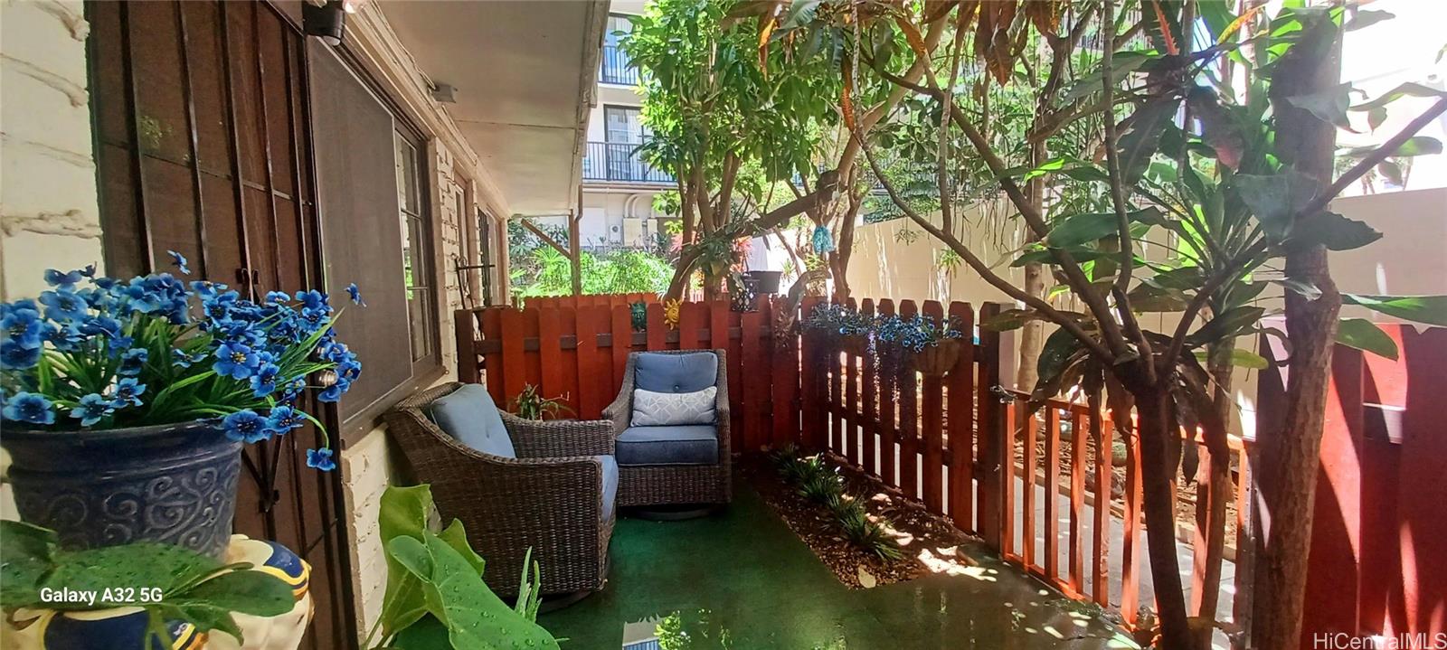 423 Kaiolu Street, Unit 106 Honolulu, HI 96815 - Photo 6 of 25 a balcony with chairs and a potted plants