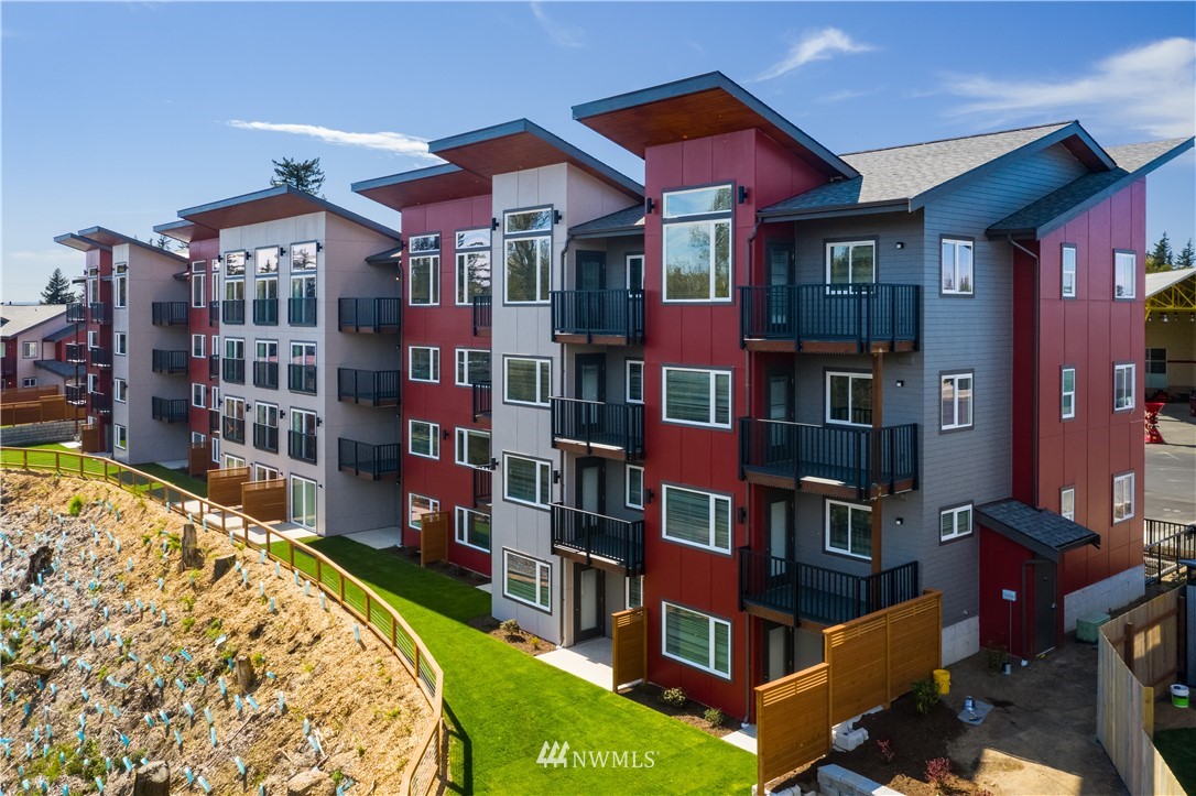1882 Front Street, Unit 404 Lynden, WA 98264 - Photo 3 of 18 a front view of a building with a garden