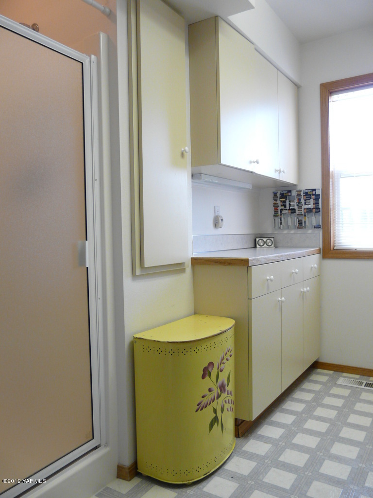 11608 Stump Road Yakima, WA 98908 - Photo 20 of 46 Laundry 2