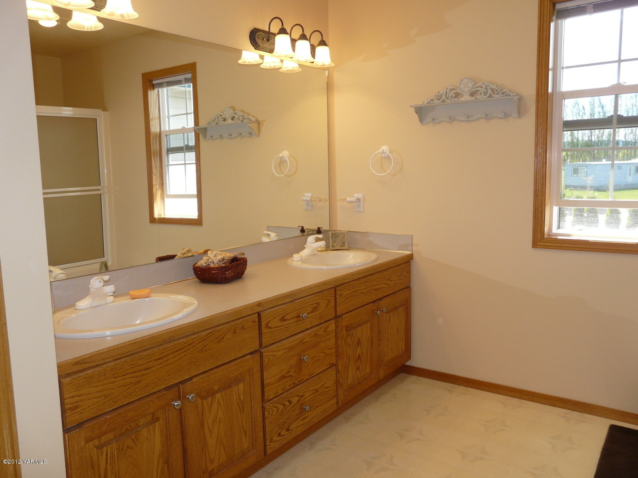 11608 Stump Road Yakima, WA 98908 - Photo 25 of 46 Upstairs bath 1