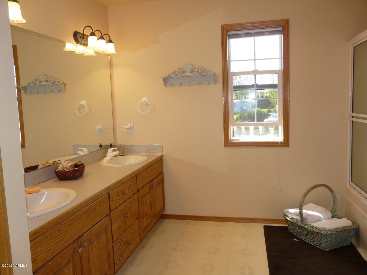 11608 Stump Road Yakima, WA 98908 - Photo 26 of 46 Upstairs bath 2
