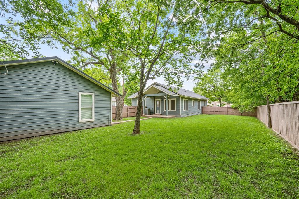 800 North Clements Street Gainesville, TX 76240 - Photo 26 of 27 a house that is sitting in the grass
