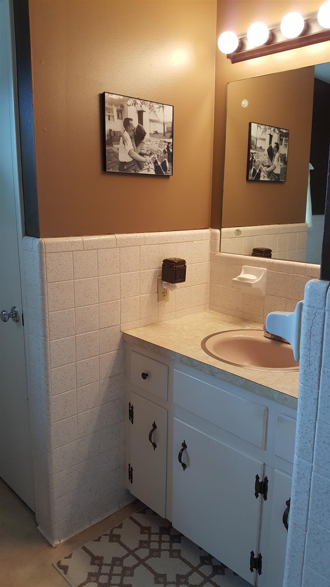 1445 Summitville Road Manchester, TN 37355 - Photo 20 of 22 a bathroom with a sink a mirror and a picture on the wall