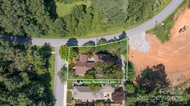 $599,900 | 11 Town Circle, Flat Rock, NC 28731