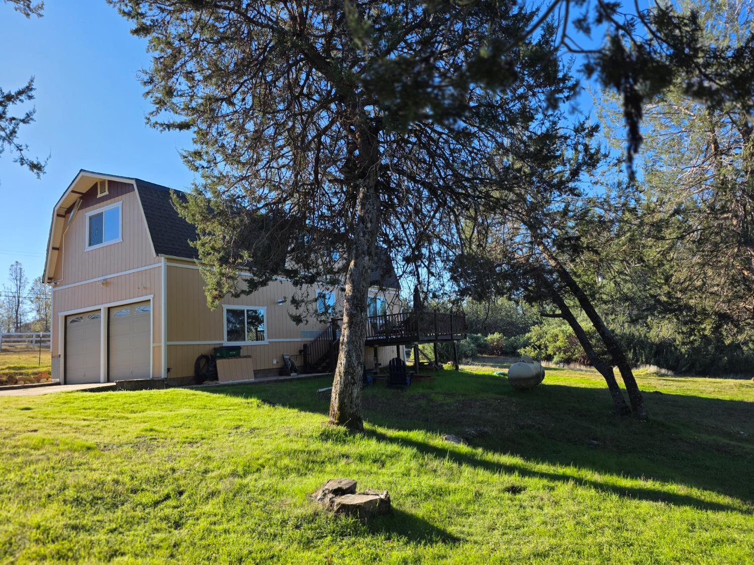 10402 Newtown Road Nevada City, CA 95959 - Photo 2 of 44 a front view of a house with a yard