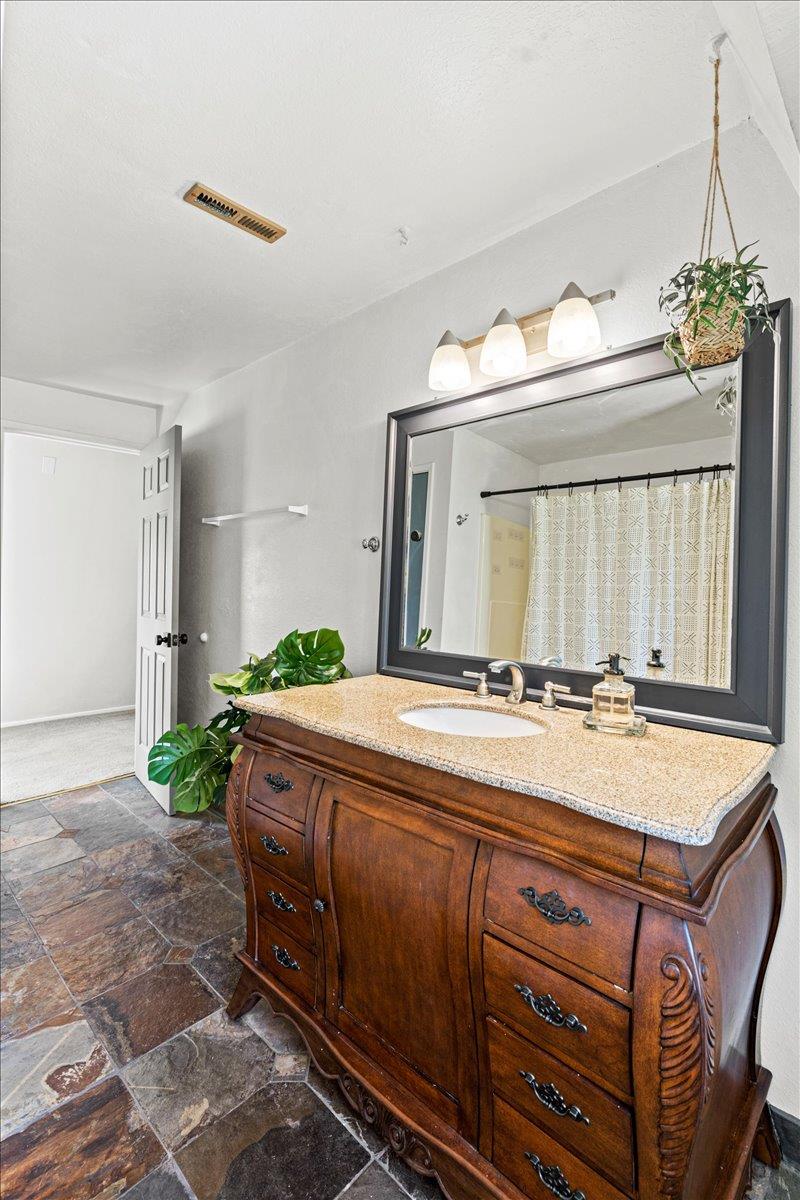 10402 Newtown Road Nevada City, CA 95959 - Photo 25 of 44 a bed sitting in a spacious bedroom next to a window