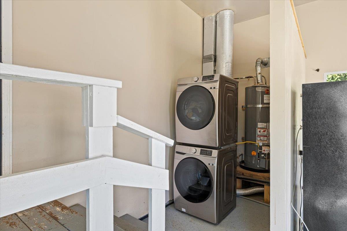 10402 Newtown Road Nevada City, CA 95959 - Photo 29 of 44 a view of a kitchen with washer and dryer