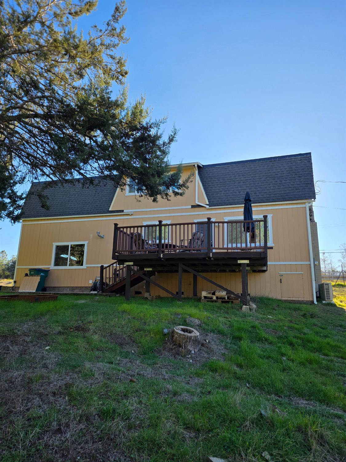 10402 Newtown Road Nevada City, CA 95959 - Photo 37 of 44 a house view with a garden space
