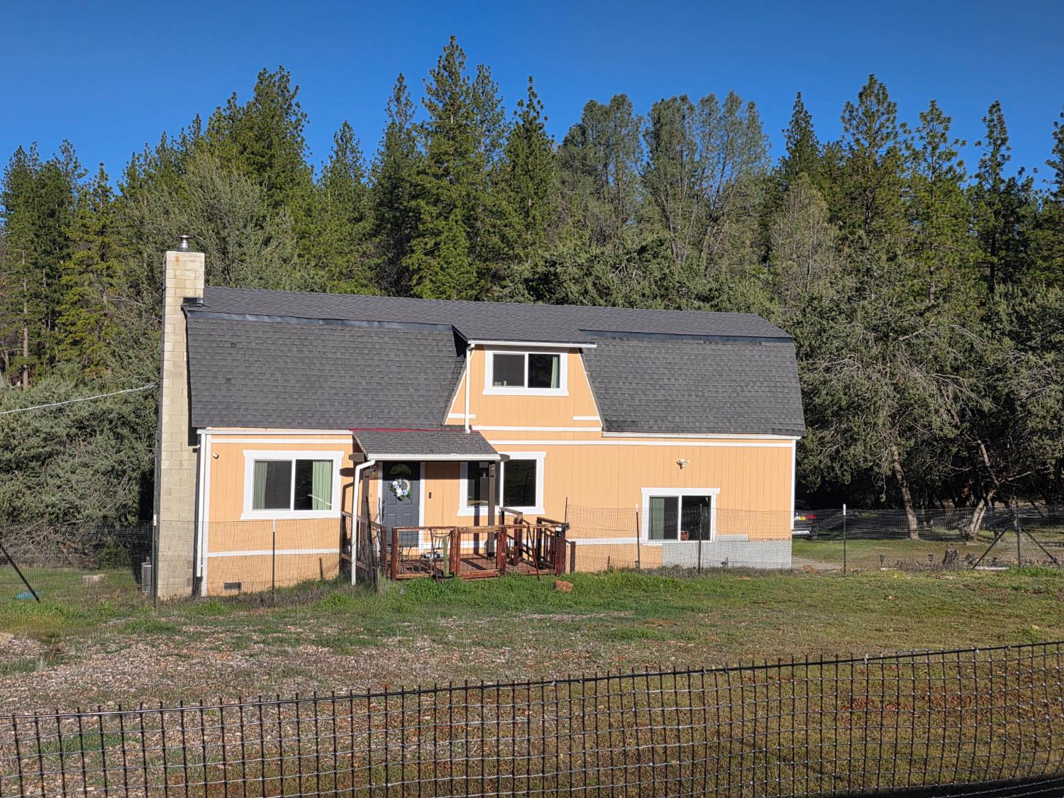10402 Newtown Road Nevada City, CA 95959 - Photo 40 of 44 front view of a house with a yard