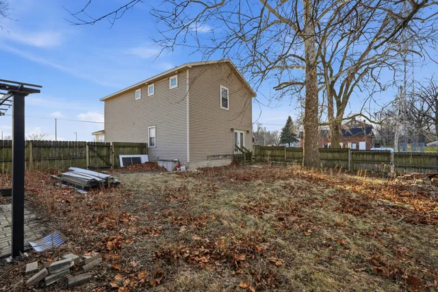 $269,900 | 122 9th Street Southwest, De Motte, IN 46310