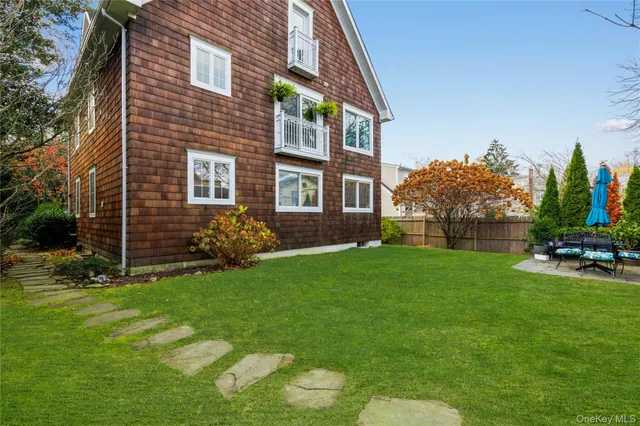 a view of a house with backyard and garden