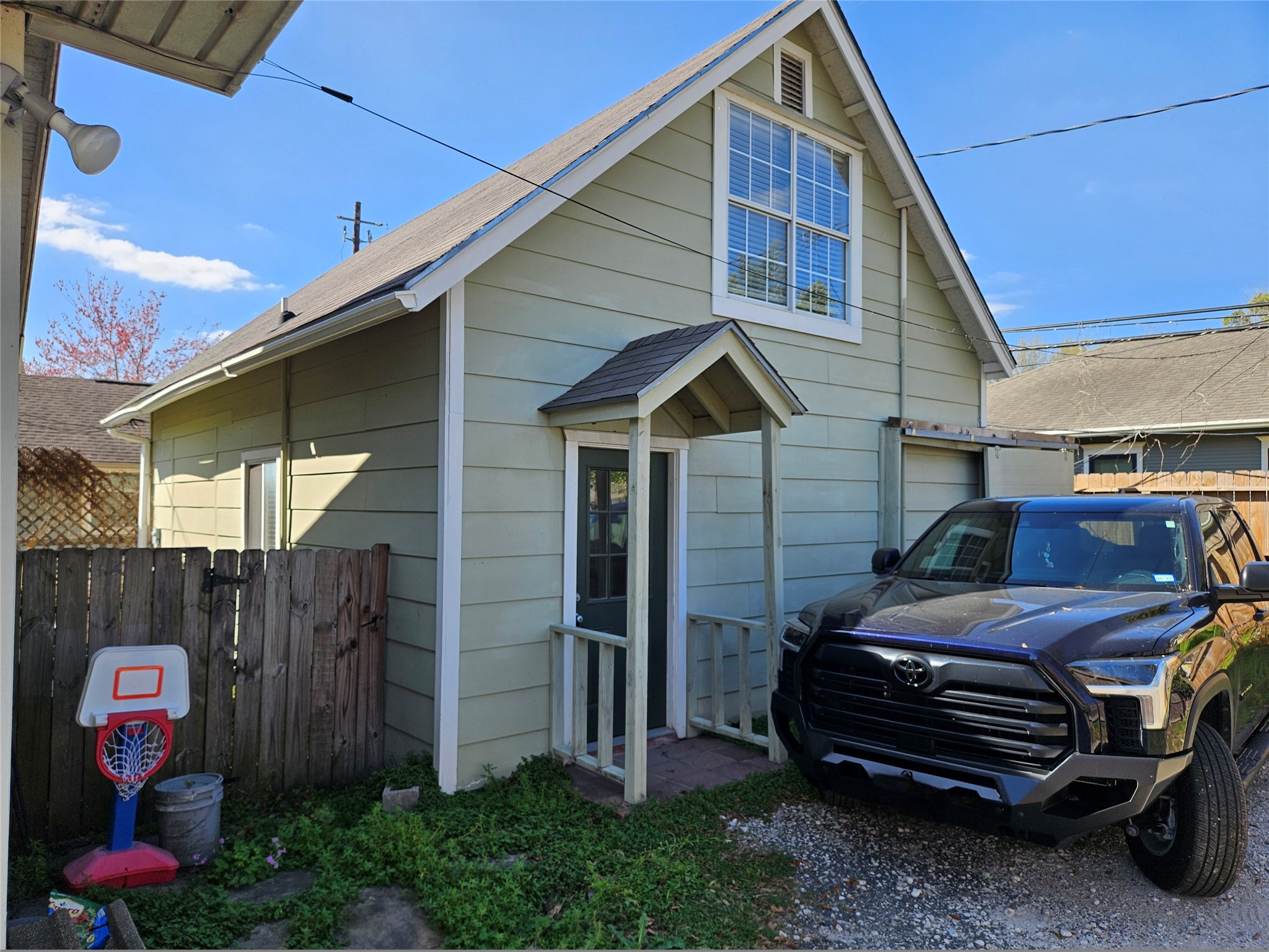 627 East 14th Street Houston, TX 77008 - Photo 6 of 10 a front view of a house with garden