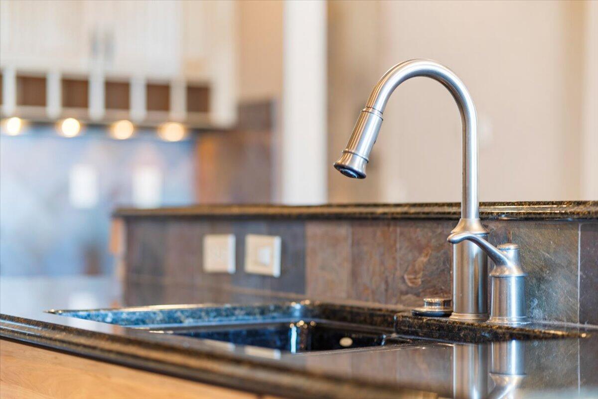 941 Southwest Vantage Point Way Bend, OR 97702 - Photo 43 of 52 40-Kitchen