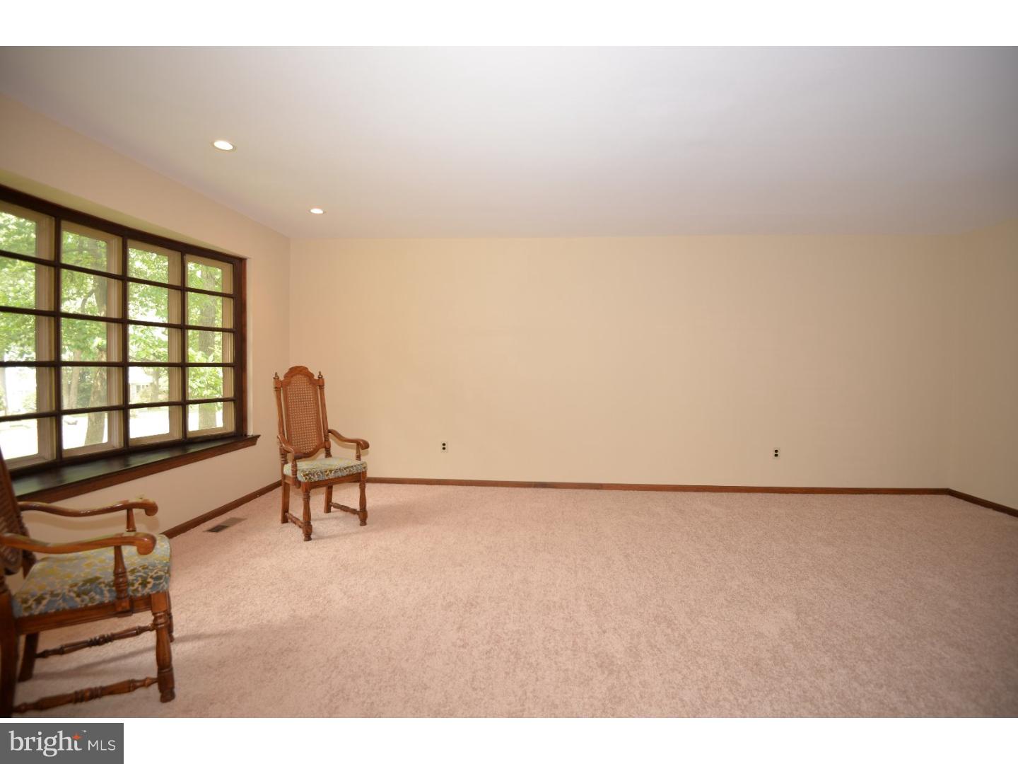 927 Lavera Road Warminster, PA 18974 - Photo 8 of 25 Living Room