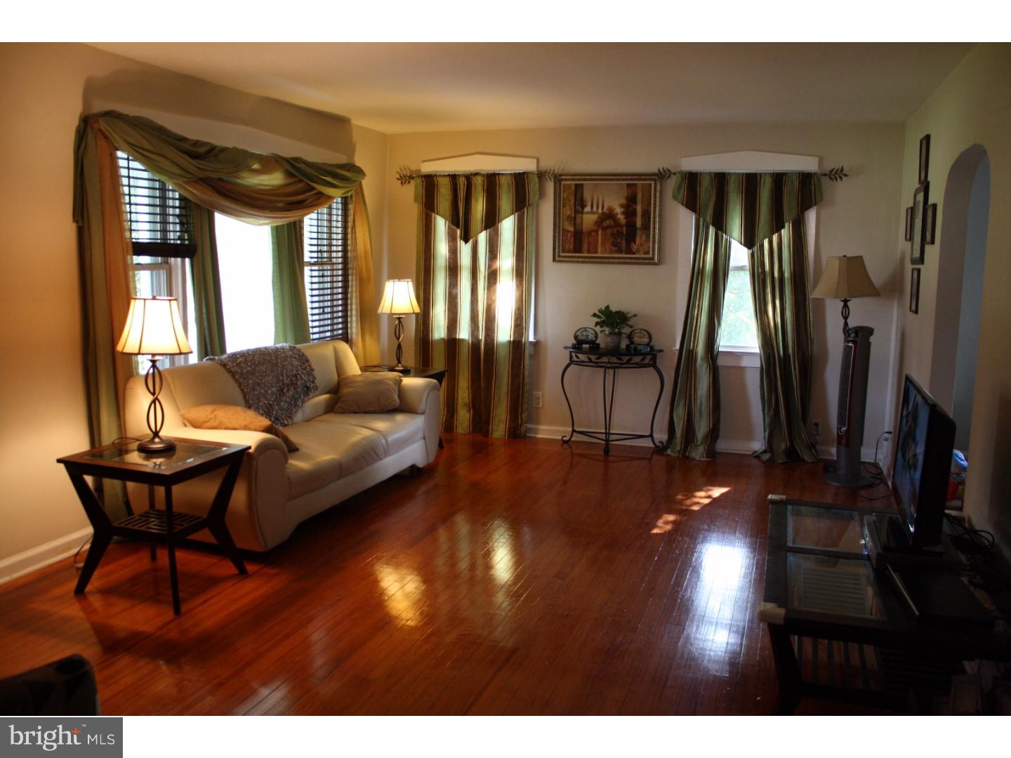 269 New Brooklyn Road Williamstown, NJ 08094 - Photo 3 of 20 Living Room