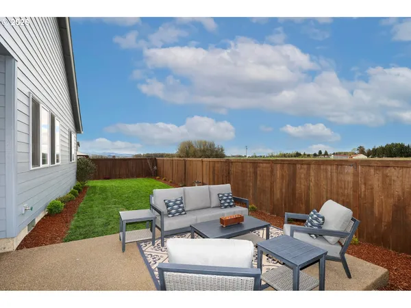 $549,900 | 2432 West 15th Avenue, Junction City, OR 97448