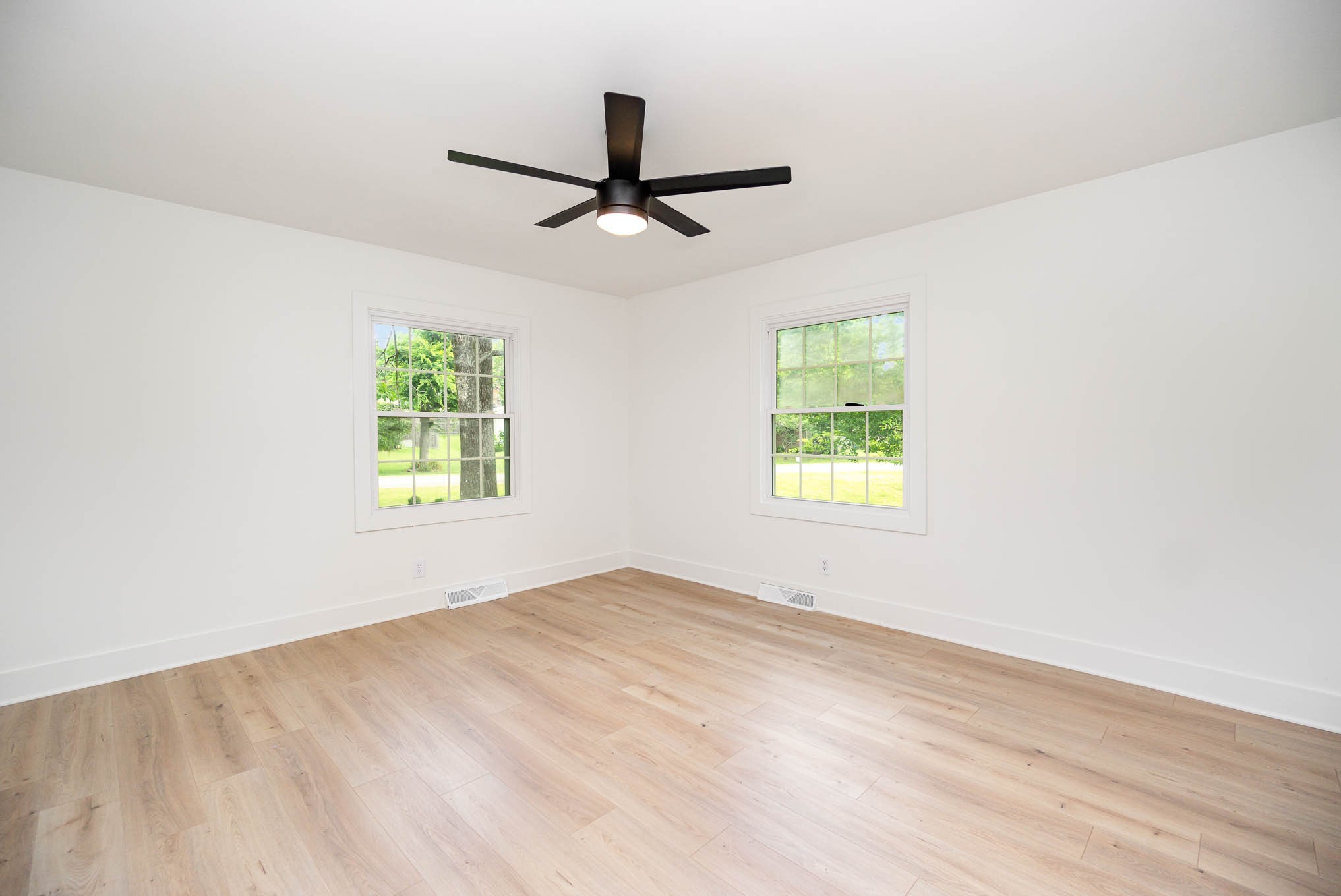 1401 Manor Road Columbia, TN 38401 - Photo 25 of 35 wooden floor in an empty room with a window