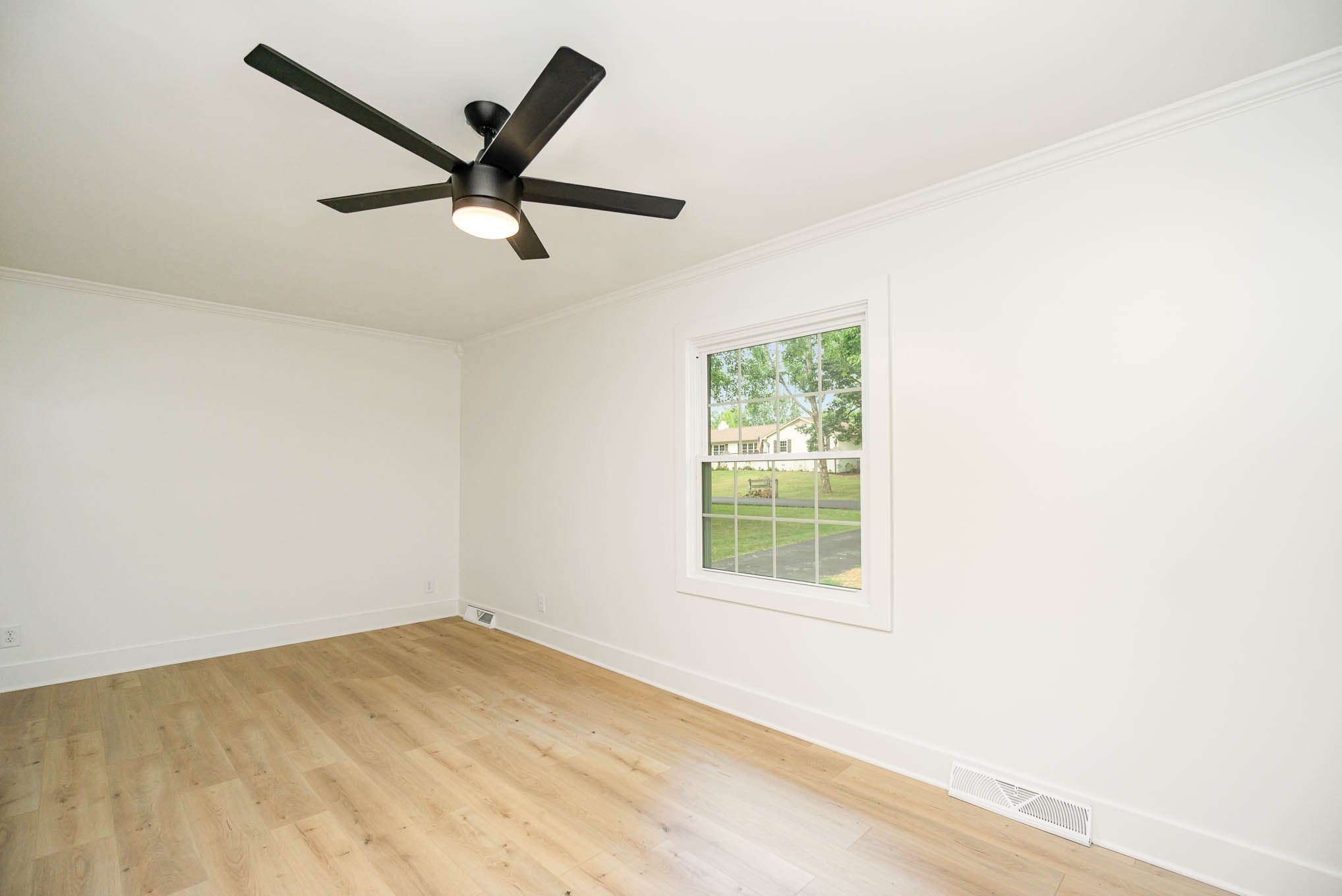 1401 Manor Road Columbia, TN 38401 - Photo 26 of 35 a view of empty room with wooden floor and ceiling fan