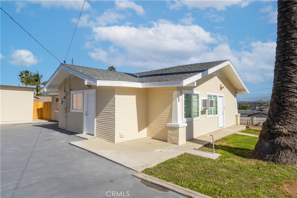 a view of a house with a yard and garage