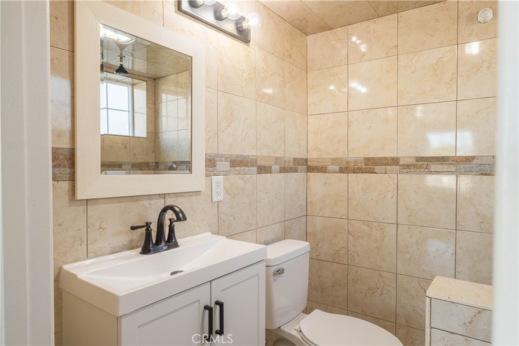 11711 Carmine Street Riverside, CA 92505 - Photo 29 of 33 a bathroom with a sink toilet and shower