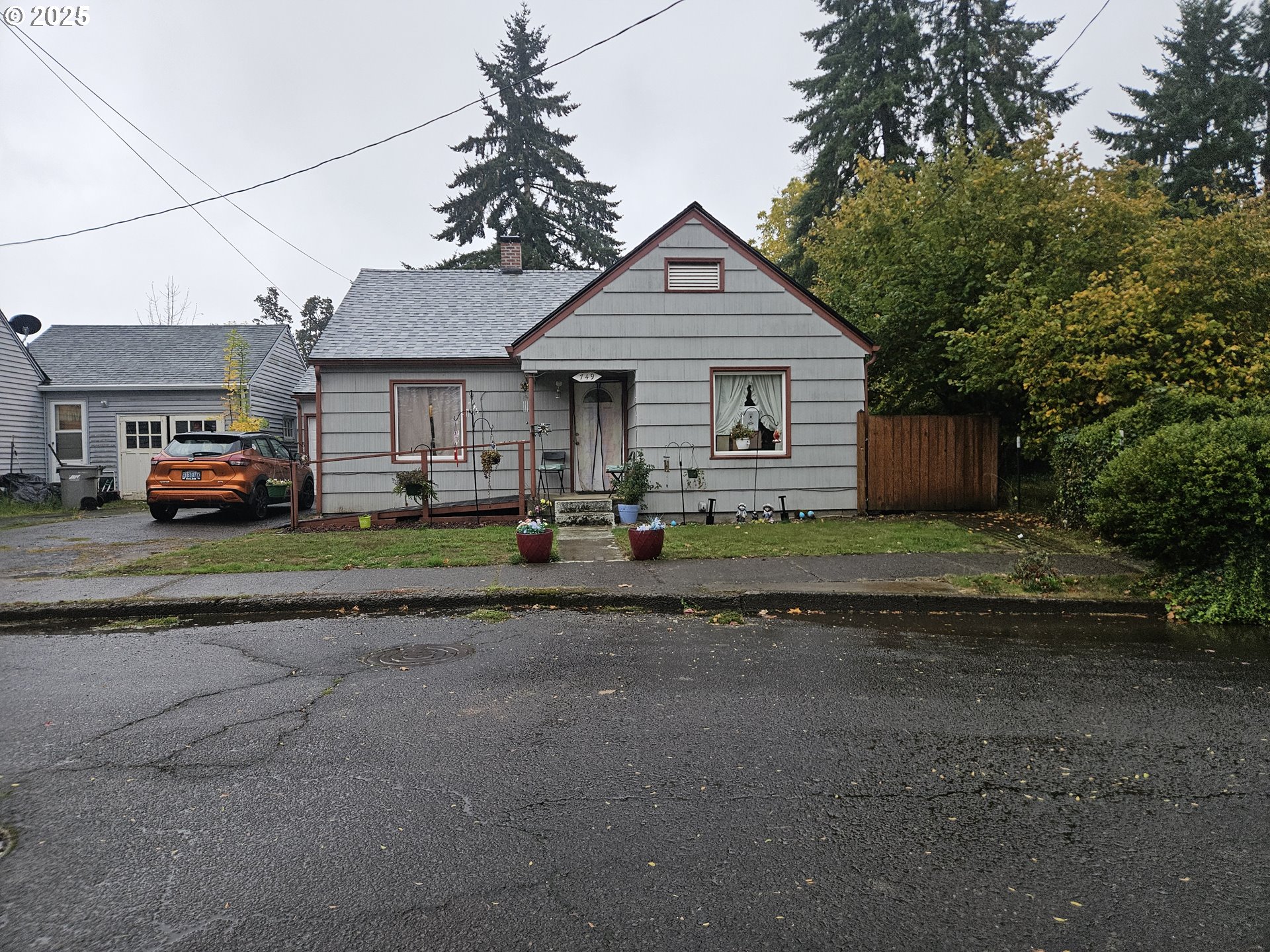 749 Southwest Washington Street Dallas, OR 97338 - Photo 1 of 14 a front view of a house with a yard