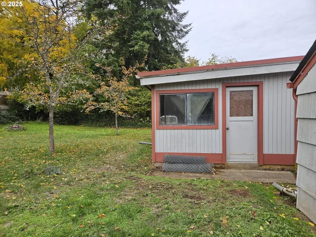 a view of a house with yard