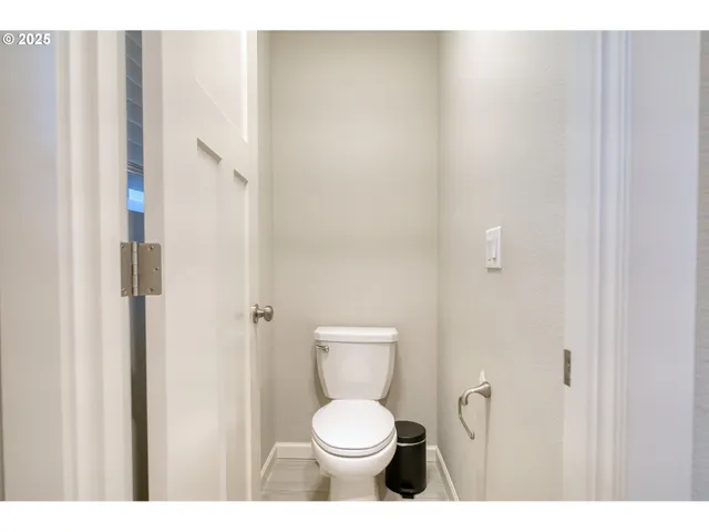 a en suite bathroom with a double vanity sink and a mirror