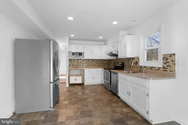 $3,600 | 2636 East Side Drive, Alexandria, VA 22306