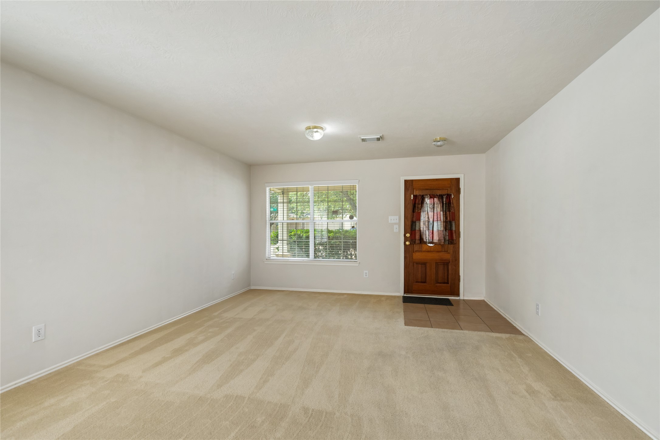 9339 Canady Park Lane Houston, TX 77075 - Photo 6 of 44 Large formal dinning and receiving room. Can be used as an additional family/room/office space.