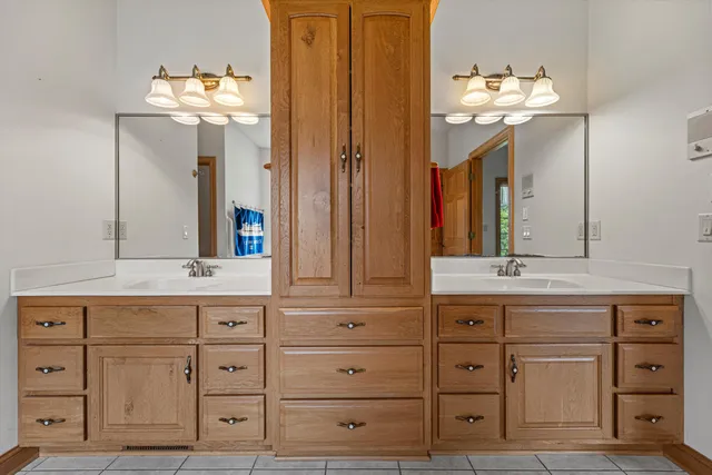 $1,250,000 | S94-w23620 Kunzendorf Court, Vernon, WI 53103