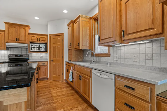 $1,250,000 | S94-w23620 Kunzendorf Court, Vernon, WI 53103