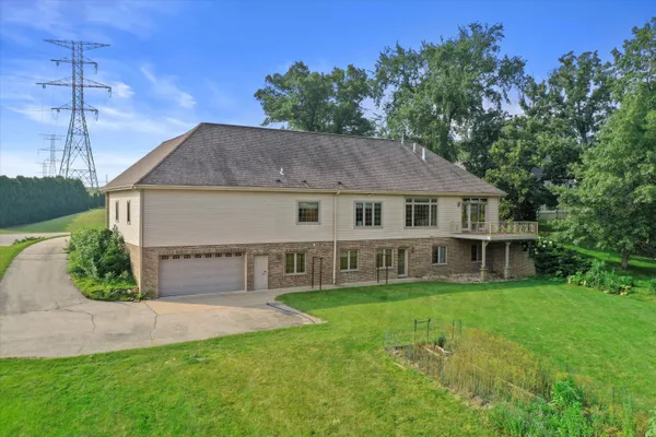 $1,250,000 | S94-w23620 Kunzendorf Court, Vernon, WI 53103