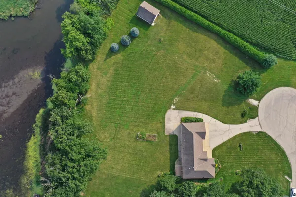 $1,250,000 | S94-w23620 Kunzendorf Court, Vernon, WI 53103