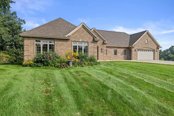 $1,250,000 | S94-w23620 Kunzendorf Court, Vernon, WI 53103
