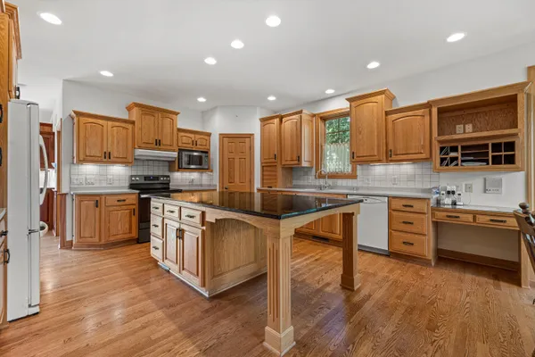 $1,250,000 | S94-w23620 Kunzendorf Court, Vernon, WI 53103