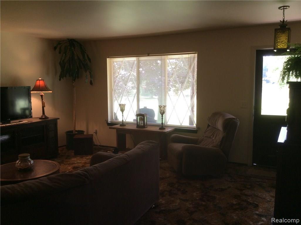 5850 Cullen Road Fenton, MI 48430 - Photo 10 of 19 image.JPG