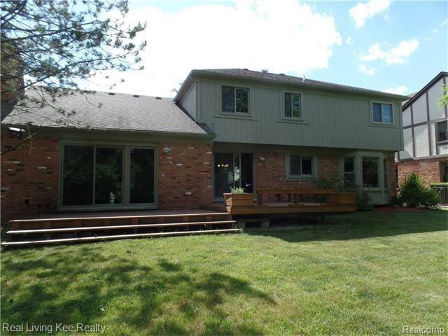 1802 Snowden Circle Rochester Hills, MI 48306 - Photo 3 of 28