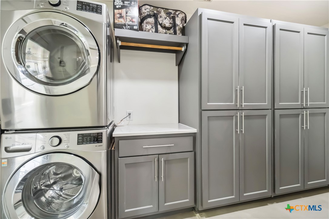425 West Edgewater Terrace New Braunfels, TX 78130 - Photo 18 of 45 a utility room with dryer and washer